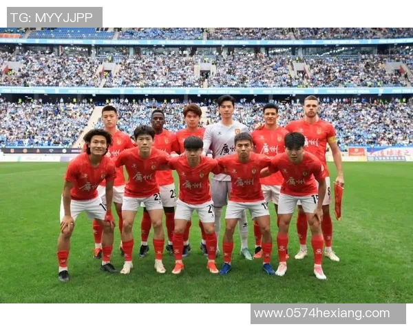 小鲜肉与足球明星携手共演精彩视频引发热议与期待